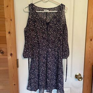 Maurices Womens cold shoulder dress size S
Navy blue with flowers